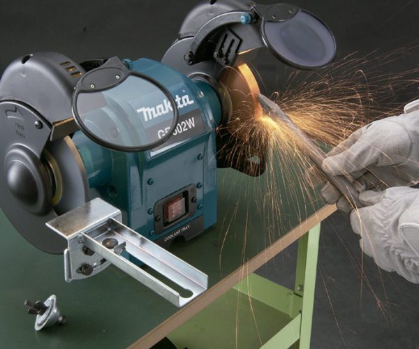 A Eletrônica Presidente é assistência técnica autorizada DeWALT, Black & Decker, Stanley e Vonder, além de revenda autorizada Makita. Especializada no conserto de televisores, micro-ondas, notebooks, controles remotos e na venda de peças e agulhas para máquinas de costura e máquinas de cuecas e meias. Atendemos Juiz de Fora e região.