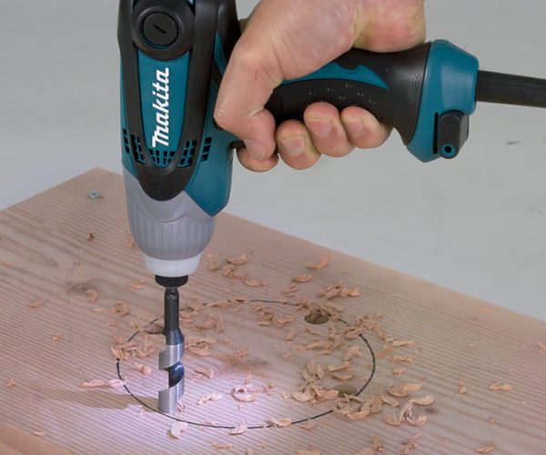 A Eletrônica Presidente é assistência técnica autorizada DeWALT, Black & Decker, Stanley e Vonder, além de revenda autorizada Makita. Especializada no conserto de televisores, micro-ondas, notebooks, controles remotos e na venda de peças e agulhas para máquinas de costura e máquinas de cuecas e meias. Atendemos Juiz de Fora e região.