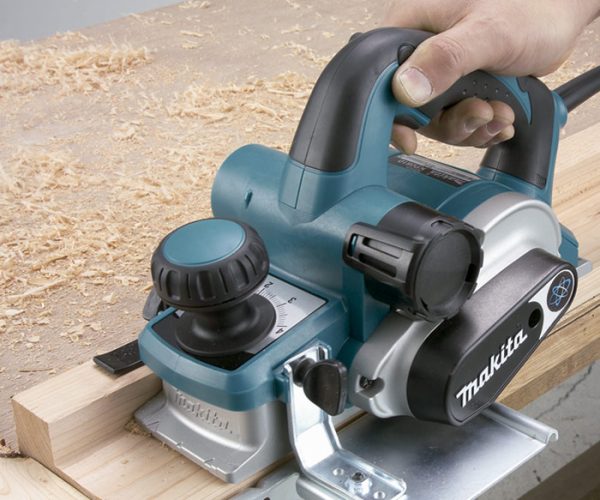 A Eletrônica Presidente é assistência técnica autorizada DeWALT, Black & Decker, Stanley e Vonder, além de revenda autorizada Makita. Especializada no conserto de televisores, micro-ondas, notebooks, controles remotos e na venda de peças e agulhas para máquinas de costura e máquinas de cuecas e meias. Atendemos Juiz de Fora e região.
