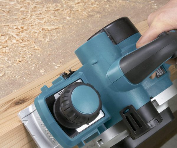 A Eletrônica Presidente é assistência técnica autorizada DeWALT, Black & Decker, Stanley e Vonder, além de revenda autorizada Makita. Especializada no conserto de televisores, micro-ondas, notebooks, controles remotos e na venda de peças e agulhas para máquinas de costura e máquinas de cuecas e meias. Atendemos Juiz de Fora e região.