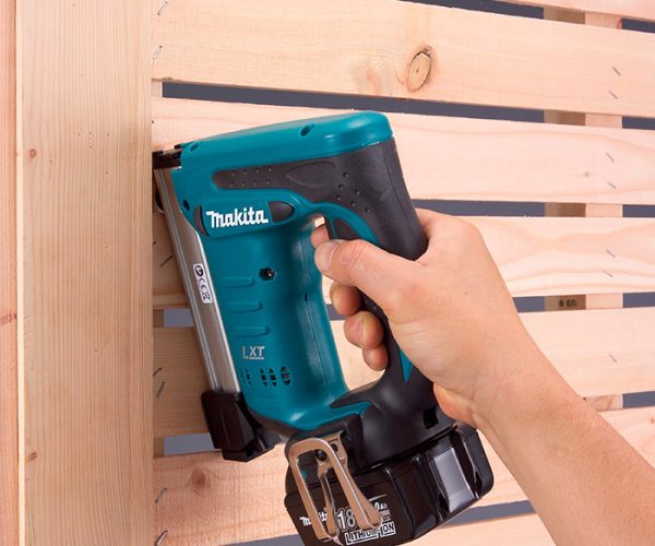 A Eletrônica Presidente é assistência técnica autorizada DeWALT, Black & Decker, Stanley e Vonder, além de revenda autorizada Makita. Especializada no conserto de televisores, micro-ondas, notebooks, controles remotos e na venda de peças e agulhas para máquinas de costura e máquinas de cuecas e meias. Atendemos Juiz de Fora e região.